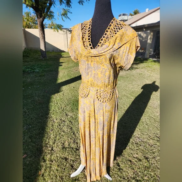 Vintage 1940s Novelty Print Dress with Lattice Features - Picture 1 of 13